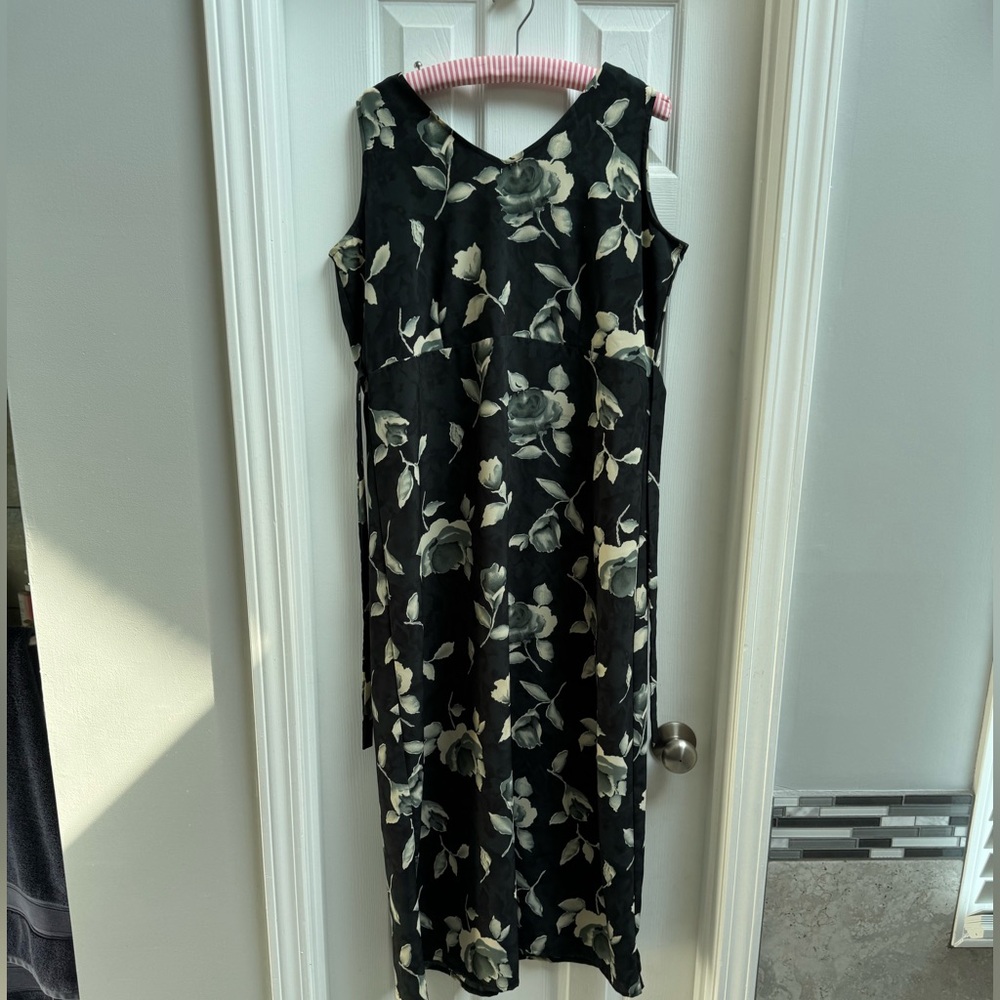 VTG Max Taylor Floral Dress W/ Tie On Waist Size11/12 Sleeveless 100% polyester